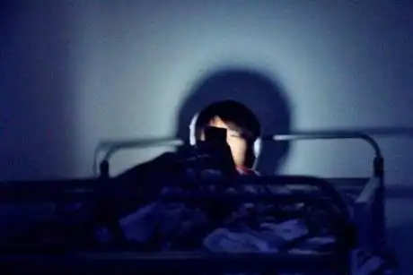 不健康网站风险_年轻人手机依赖_一打开就是鬼的网站