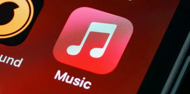 Apple Messages 自动翻译_iOS 26 新功能_WhatsApp
