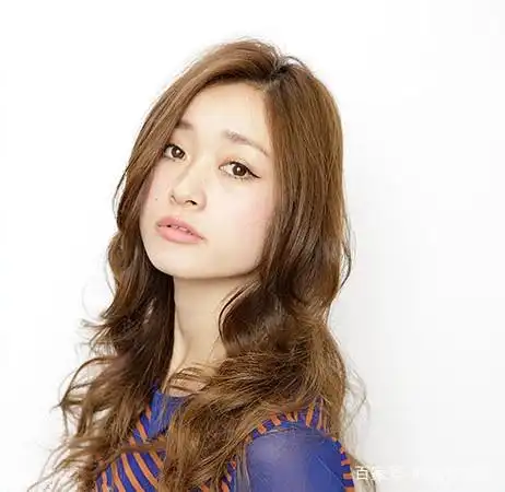 宽脸女生适合的发型_丰盈卷发修颜刘海_宽脸适合的卷发发型